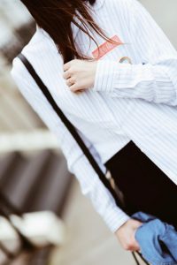 spodnie-z-lampasem-stylizacja-jak-nosić