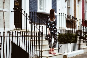 granatowe-spodnie-w-paski-stylizacja