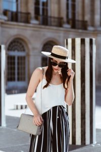 słomkowy-kapelusz-szara-torebka-batycki-stylizacja