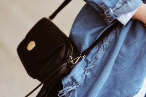 jeansowa-narzutka-stylizacja