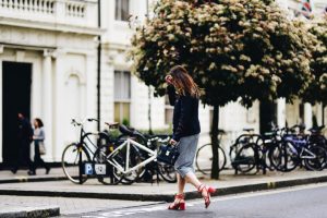 sandały z pomponami stylizacje trend street style