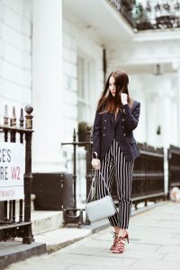 jaka-torebka-do-granatowych-ubrań