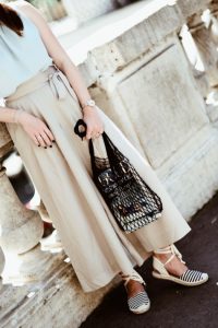 jak-nosić-szerokie-spodnie