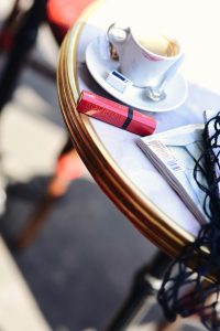 marmurowy-stolik-francuska-kawiarnia