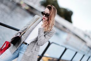 damska marynarka w kratę stylizacja na co dzień