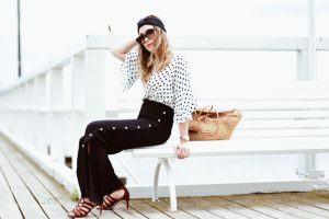 szerokie-spodnie-z-perłami-bluzka-w-groszki-koszyk-jako-torebka-stylizacja