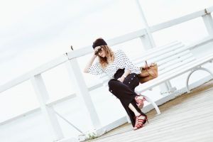 spodnie-z-perłami-bluzka-w-groszki-torebka-koszyk-stylizacja