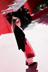 czarna-marynarka-ze-złotymi-guzikami-stylizacja-jak-nosić