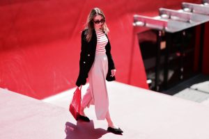 beżowe-kuloty-bluzka-w-paski-czarna-marynarka-ze-złotymi-guzikami-torba-pleciona-ze-sznurków-stylizacja