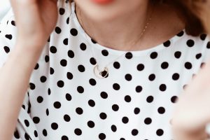 bluzka-w-groszki-jak-nosić-stylizacja