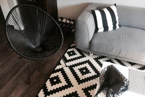 ubberup-krzesło-ze-sznurków-jysk-w-salonie