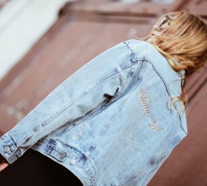 jeansowa-kurtka-jak-przerobić