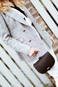 białe-spodnie-i-marynarka-stylizacja