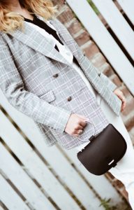 białe-spodnie-i-marynarka-stylizacja