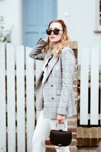 elegant-outfit-with-white-pants