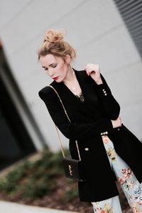 spodnie-w-kwiaty-jaka-bluzka