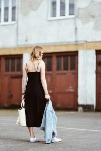 sukienka-na-ramiączkach-białe-trampki-torebka-koszyk-stylizacja