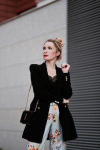 pants-in-floral-print-street-style-street-fashion-outfit-idea