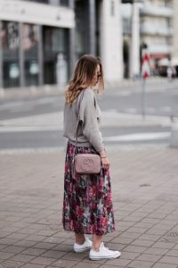 sweter-oversize-i-spódnica-stylizacja