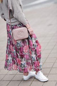 białe-trampki-do-spódnicy