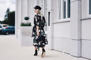 kimonowa sukienka stylizacja