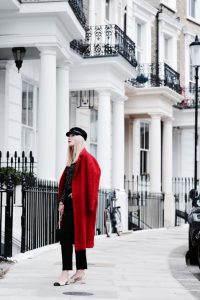 czerwony-płaszcz-do-czego-nosić-stylizacja