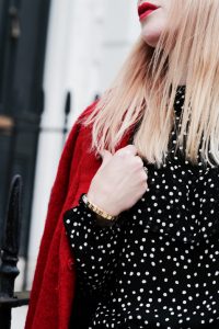 bluzka-w-kropki-groszki-z-falbaną-stylizacja