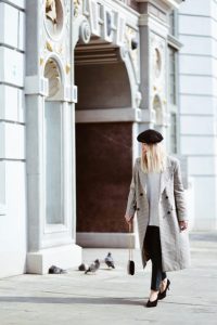 długi-płaszcz-w-kratę-hm-trend-beret-stylizacja