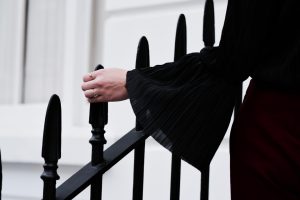 bluzka-z-rozszerzanymi-rękawami-stylizacja