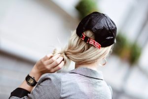 czapka-z-daszkiem-do-marynarki-stylizacja