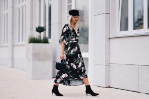 sukienka-kimono-kaszkiet-botki-na-niskim-obcasie-stylizacja