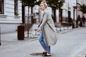 mom-jeans-with-pearls-street-style-outfit