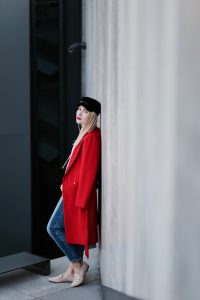 czerwony-płaszcz-stylizacje-jak-nosić-do-czego-pasuje