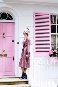 różowa-sukienka-do-czego-nosić-stylizacja