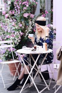 sukienka-w-kwiaty-opaska-na-głowę-styl-retro-kabaretki-stylizacja