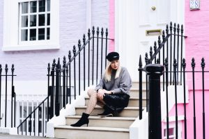 kabaretki-spódnica-ze-skóry-szeroki-sweter-kaszkiet-stylizacja