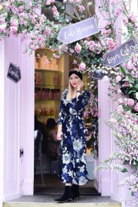 sukienka-w-kwiaty-opaska-na-głowę-styl-retro-kabaretki-stylizacja