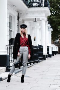 do-czego-nosić-czerwoną-koszulę-stylizacja