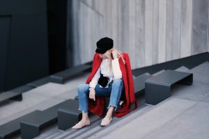 czerwony-płaszcz-stylizacja-do-czego-nosić