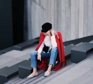 czerwony-płaszcz-stylizacja-do-czego-nosić