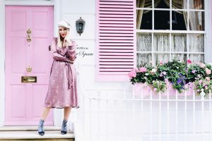 różowa-sukienka-w-kwiaty-orsay-do-czego-nosić-stylizacja