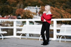 czerwona-puchowa-kurtka-jak-nosić-do-czego-nosić-stylizacje-stylizacja