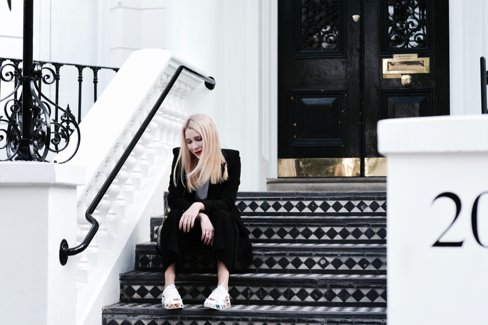 sportowe buty do marynarki stylizacje czy to pasuje jak nosić