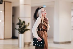 jesienna stylizacja w odcieniach beżu i brązu