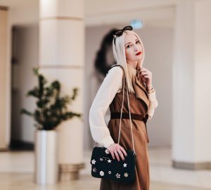 jesienna stylizacja w odcieniach beżu i brązu