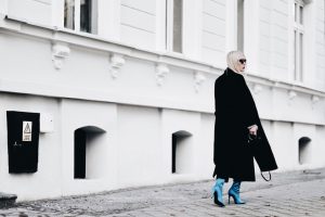 skarpetkowe-buty-jak-nosić-do-czego-nosić-stylizacja