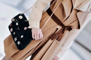 welurowa-torebka-karmelowa-kamizelka-stylizacja