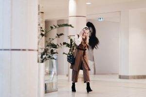 kuloty-kamiezlka-koszula-odcienie-beżu-stylizacja