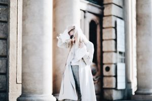 trencz-spodnie-w-kratę-biała-koszula-stylizacja-shiny-syl