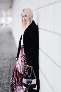 jaka-koszula-do-plisowanej-spódnicy